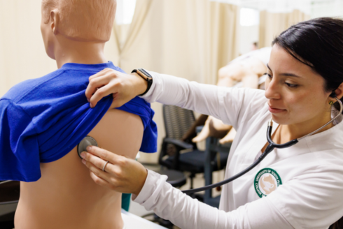 nursing student listening to mankin's lung